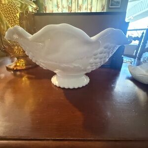 Le Smith Milk Glass VINTAGE GRAPE 10 Crimped Fruit Bowl.Excellent Condition USA